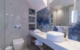 Badezimmer mit Regendusche in der 2 Etagen Cave Suite